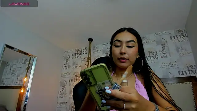 ALAHIACRUZ1 online show from 20, 10, 2025