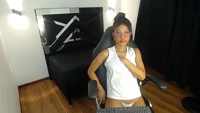 MarianaRojas  online show from 15, 11, 2025