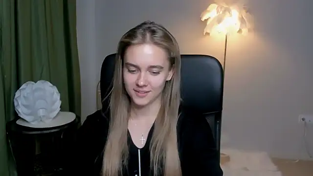 Snapshot of JuneWoods chatting on 3, 10, 2025 JuneWoods online show from 3, 10, 2025