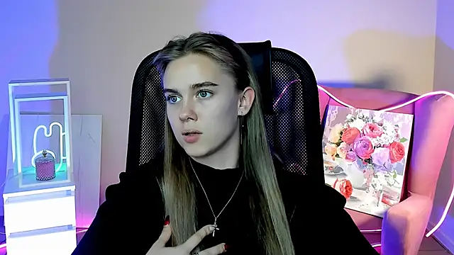 Snapshot of JuneWoods chatting on 4, 10, 2025 JuneWoods online show from 4, 10, 2025