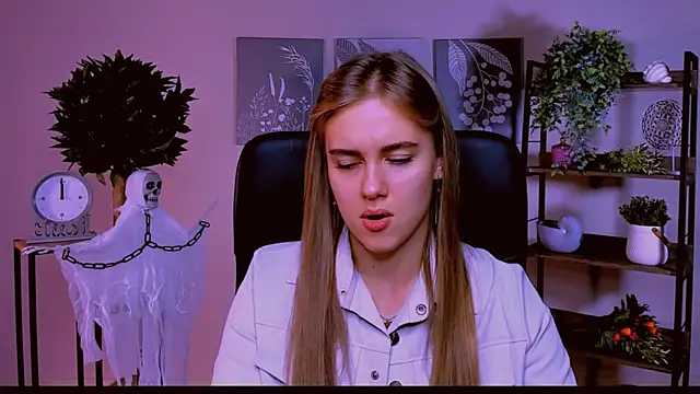 Snapshot of JuneWoods chatting on 22, 10, 2025 JuneWoods online show from 22, 10, 2025