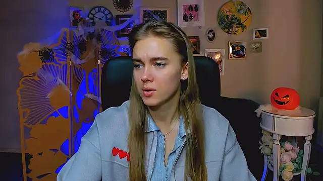 Snapshot of JuneWoods chatting on 27, 10, 2025 JuneWoods online show from 27, 10, 2025