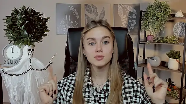 Snapshot of JuneWoods chatting on 31, 10, 2025 JuneWoods online show from 31, 10, 2025