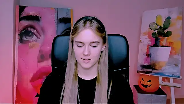 Snapshot of JuneWoods chatting on 1, 11, 2025 JuneWoods online show from 1, 11, 2025