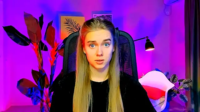 Snapshot of JuneWoods chatting on 1, 12, 2025 JuneWoods online show from 1, 12, 2025