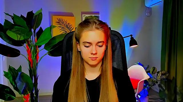 Snapshot of JuneWoods chatting on 4, 12, 2025 JuneWoods online show from 4, 12, 2025