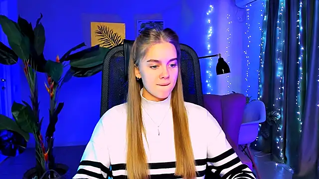 Snapshot of JuneWoods chatting on 15, 12, 2025 JuneWoods online show from 15, 12, 2025