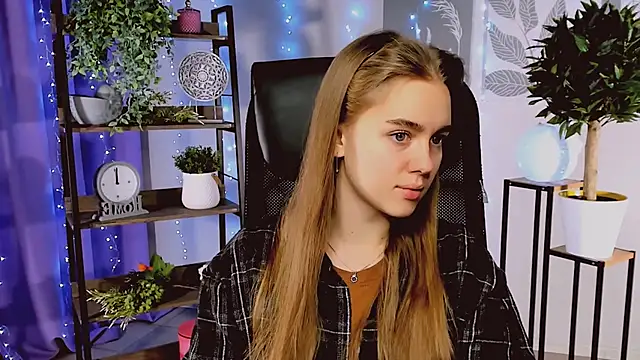 Snapshot of JuneWoods chatting on 17, 12, 2025 JuneWoods online show from 17, 12, 2025