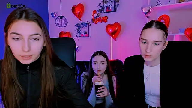 Snapshot of leslie_bird chatting on 4, 3, 2026 leslie bird online show from 4, 3, 2026