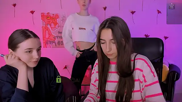 Snapshot of leslie_bird chatting on 5, 3, 2026 leslie bird online show from 5, 3, 2026