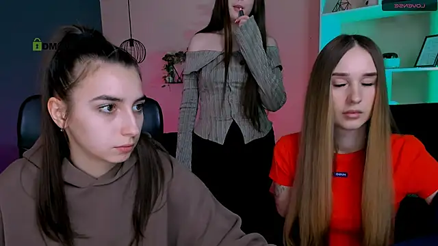 Snapshot of leslie_bird chatting on 17, 3, 2026 leslie bird online show from 17, 3, 2026