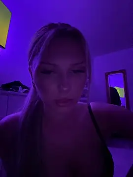 Snapshot of blondeeee chatting on 17, 12, 2025 blondeeee online show from 17, 12, 2025