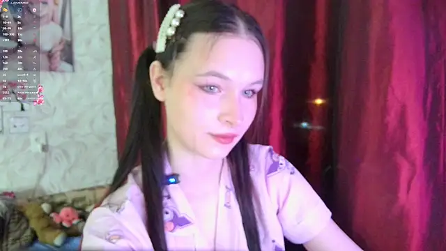 Snapshot of LolaVibe chatting on 13, 11, 2025 LolaVibe online show from 13, 11, 2025