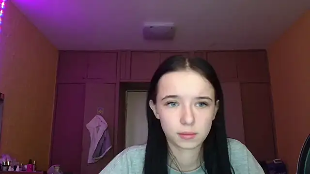 Snapshot of Emilia_Light chatting on 8, 4, 2026 Emilia Light online show from 8, 4, 2026