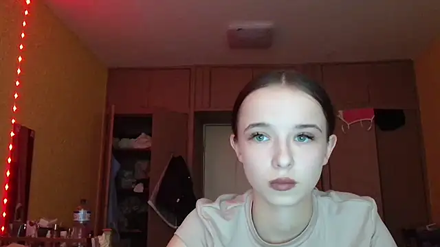 Snapshot of Emilia_Light chatting on 6, 5, 2026 Emilia Light online show from 6, 5, 2026