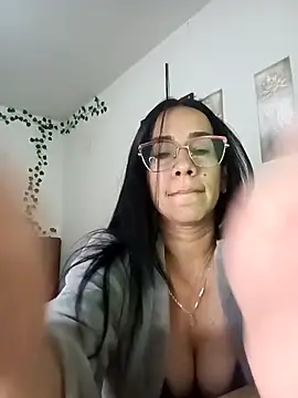 Snapshot of YaraDuartee chatting on 1, 12, 2025 YaraDuartee online show from 1, 12, 2025