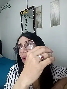 Snapshot of YaraDuartee chatting on 17, 12, 2025 YaraDuartee online show from 17, 12, 2025