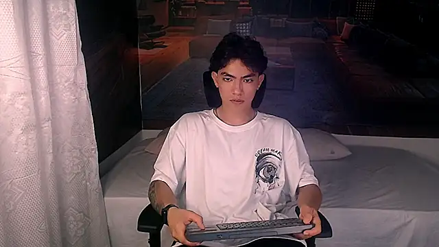 Snapshot of RomeoMillerr chatting on 18, 12, 2025 RomeoMillerr online show from 18, 12, 2025