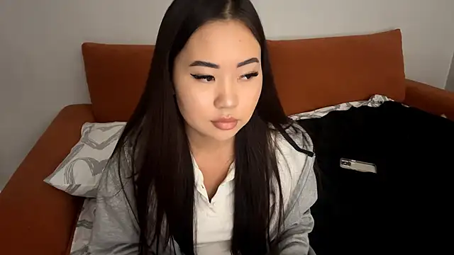 Ur neighbor Kira online show from 7, 11, 2025