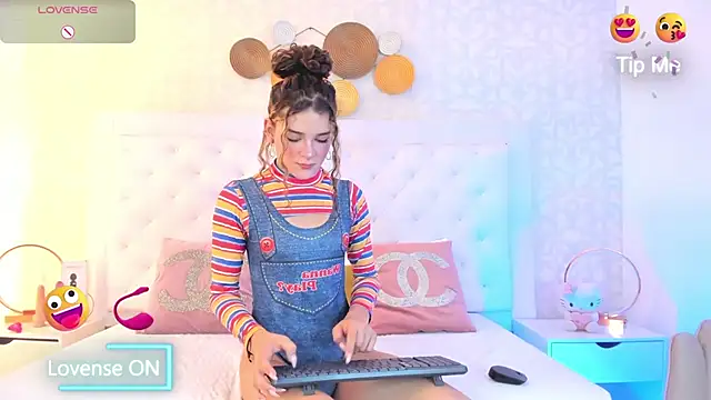 Snapshot of kendallspears_1 chatting on 11, 10, 2025 kendallspears 1 online show from 11, 10, 2025