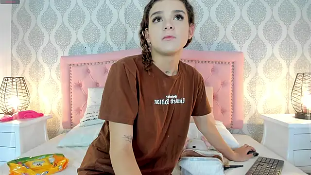 Snapshot of kendallspears_1 chatting on 12, 11, 2025 kendallspears 1 online show from 12, 11, 2025