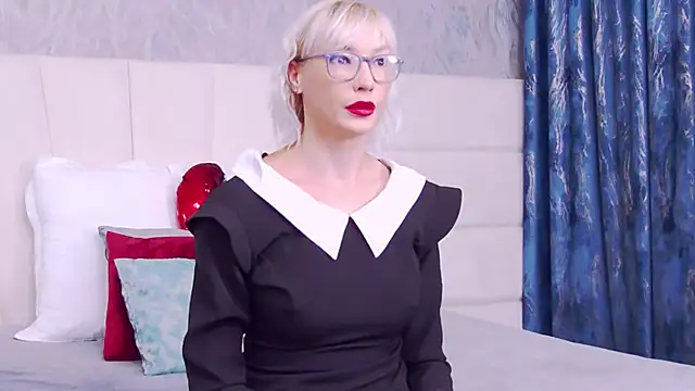 Snapshot of LoreneMoonlight chatting on 10, 10, 2025 LoreneMoonlight online show from 10, 10, 2025