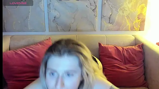Snapshot of CamillaDreamer chatting on 19, 4, 2026 CamillaDreamer online show from 19, 4, 2026