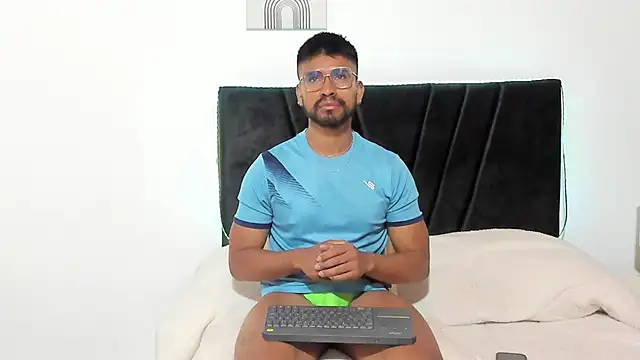 Taylormaccurdy  online show from 1, 11, 2025