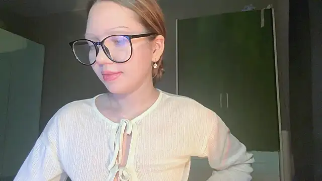 EmiIyKitty online show from 2, 11, 2025