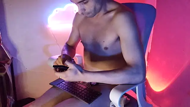 Snapshot of highinhtxx chatting on 7, 4, 2026 highinhtxx online show from 7, 4, 2026