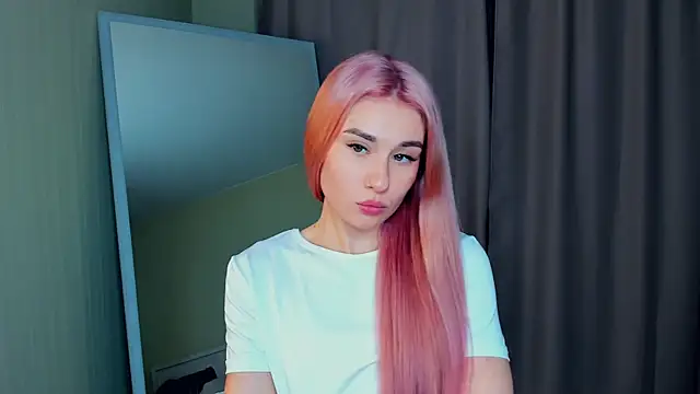 Snapshot of MinaRuzzo chatting on 5, 12, 2025 MinaRuzzo online show from 5, 12, 2025