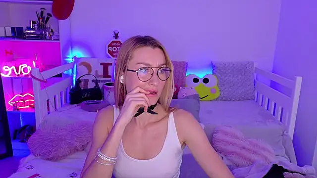 MysticRoxanne online show from 3, 12, 2025