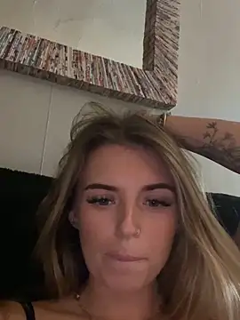 Snapshot of EllieEllxx chatting on 11, 10, 2025 EllieEllxx online show from 11, 10, 2025