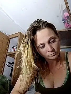 Snapshot of Queen2454 chatting on 15, 4, 2026 Queen2454 online show from 15, 4, 2026