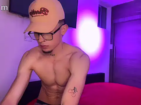 Snapshot of strongManLatino chatting on 5, 2, 2026 strongManLatino online show from 5, 2, 2026