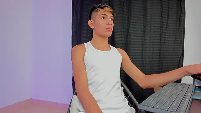 Snapshot of cherub_ chatting on 4, 10, 2025 cherub online show from 4, 10, 2025