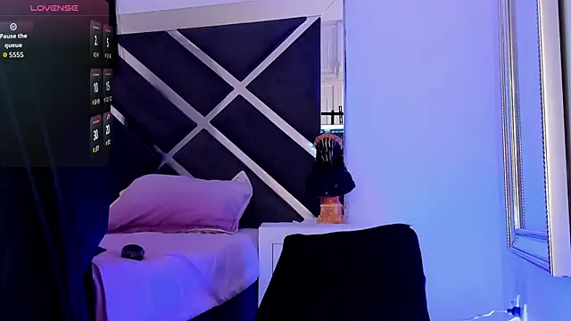 Snapshot of Neereth chatting on 8, 10, 2025 Neereth online show from 8, 10, 2025