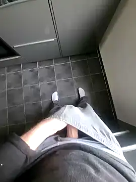 Snapshot of rezzzze chatting on 13, 11, 2025 rezzzze online show from 13, 11, 2025