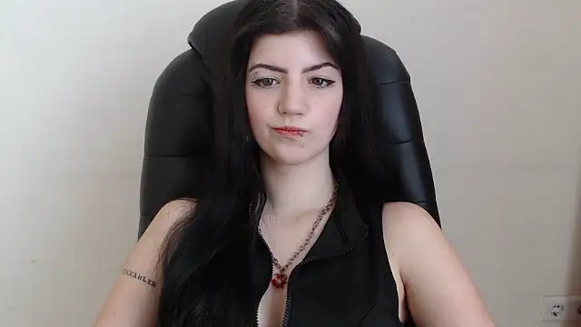 Snapshot of Miamoora chatting on 3, 10, 2025 Miamoora online show from 3, 10, 2025
