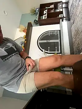 Snapshot of daddyshark83 chatting on 4, 11, 2025 daddyshark83 online show from 4, 11, 2025