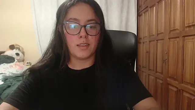 Snapshot of Venus_cat_ chatting on 7, 4, 2026 Venus cat online show from 7, 4, 2026