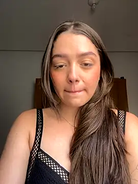 Snapshot of luiza_barcelos chatting on 8, 10, 2025 luiza barcelos online show from 8, 10, 2025