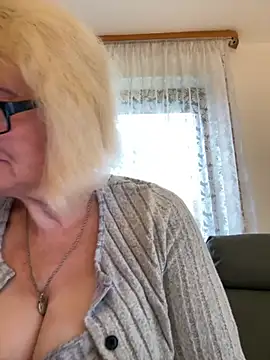 Snapshot of BoloshkaBlonda chatting on 17, 11, 2025 BoloshkaBlonda online show from 17, 11, 2025