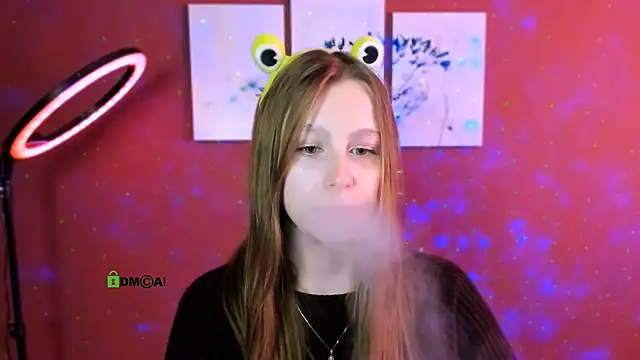 Snapshot of esme_moore_ chatting on 8, 10, 2025 esme moore  online show from 8, 10, 2025