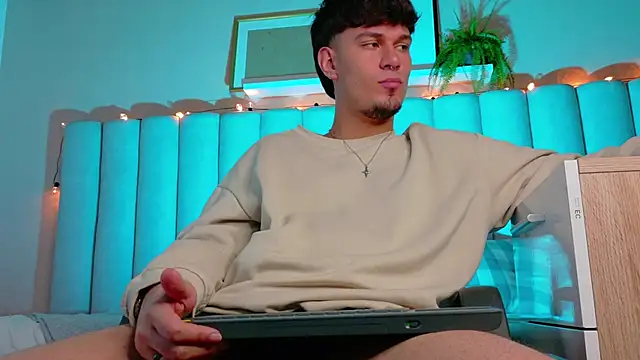 Snapshot of LiamThunder05_ chatting on 8, 11, 2025 LiamThunder05 online show from 8, 11, 2025