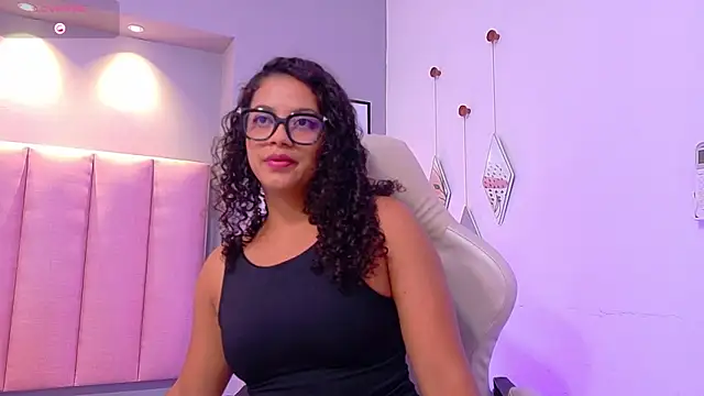 Snapshot of CamilaLevy chatting on 6, 11, 2025 CamilaLevy online show from 6, 11, 2025