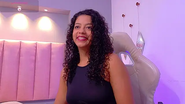 Snapshot of CamilaLevy chatting on 24, 11, 2025 CamilaLevy online show from 24, 11, 2025