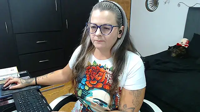 perlagoloza05 online show from 28, 10, 2025