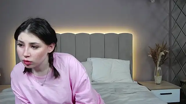 Snapshot of DianaMello chatting on 19, 10, 2025 DianaMello online show from 19, 10, 2025