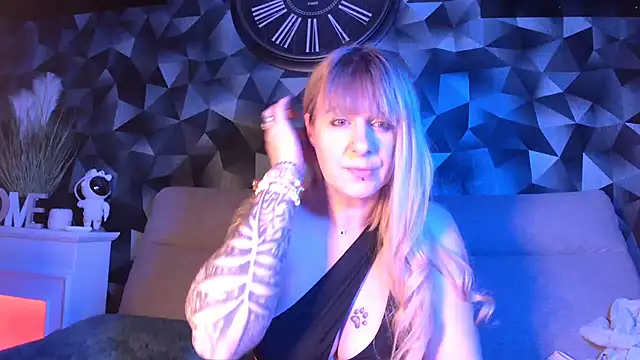 Delichieuse5 online show from 18, 2, 2025